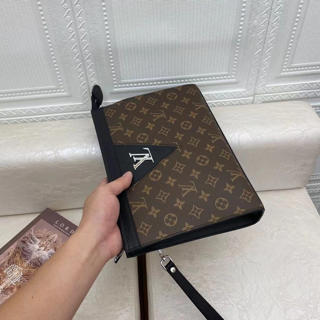 Chic Mens Louis Vuitton Clutch Bags 92754