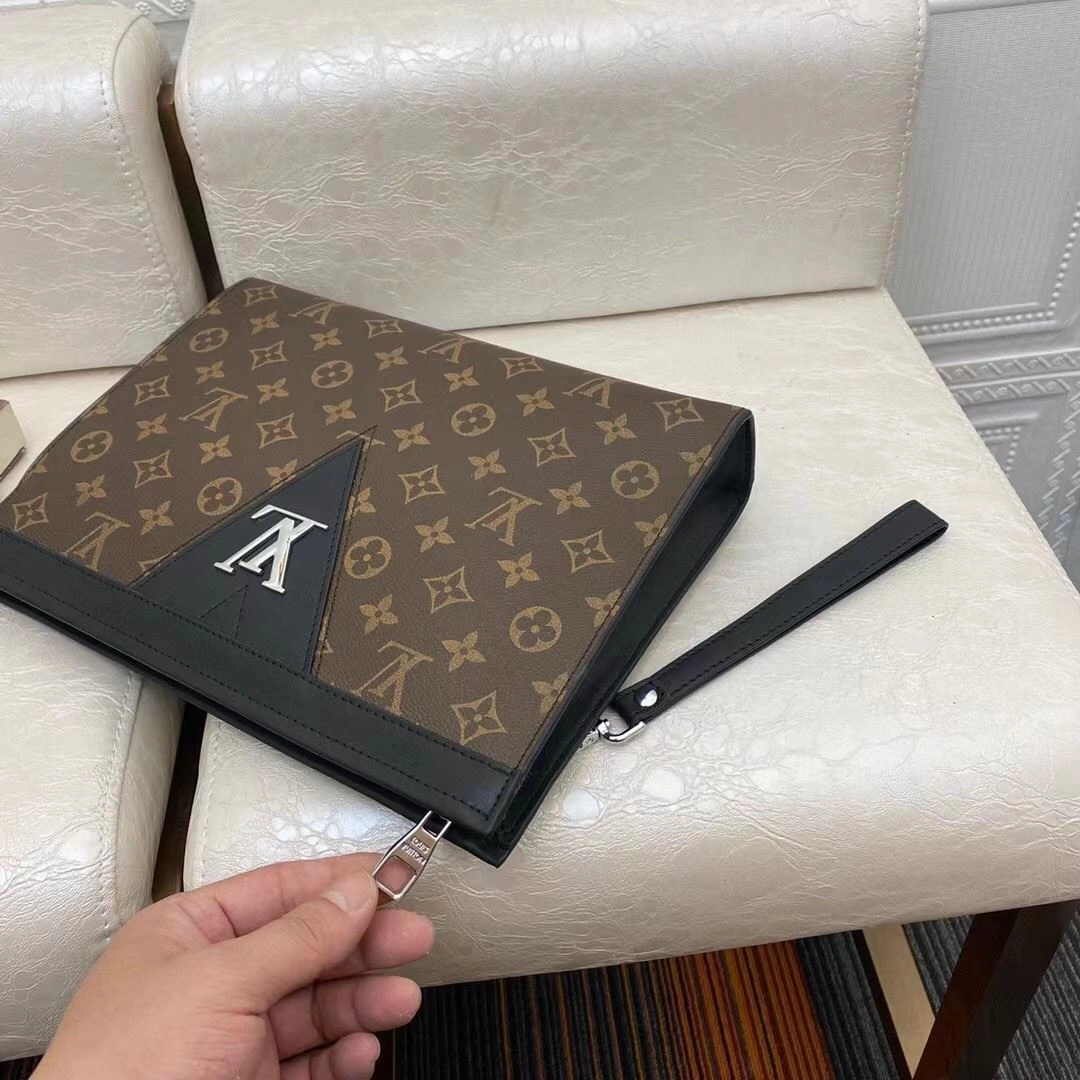 Chic Mens Louis Vuitton Clutch Bags 92754