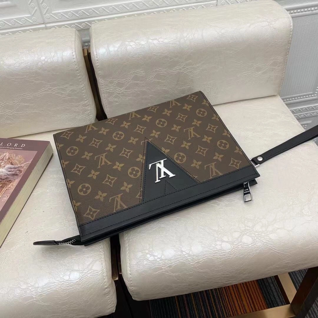 Chic Mens Louis Vuitton Clutch Bags 92754