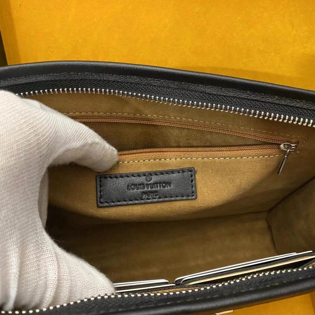 Mens Louis Vuitton Clutch Bags StreetReady 92713
