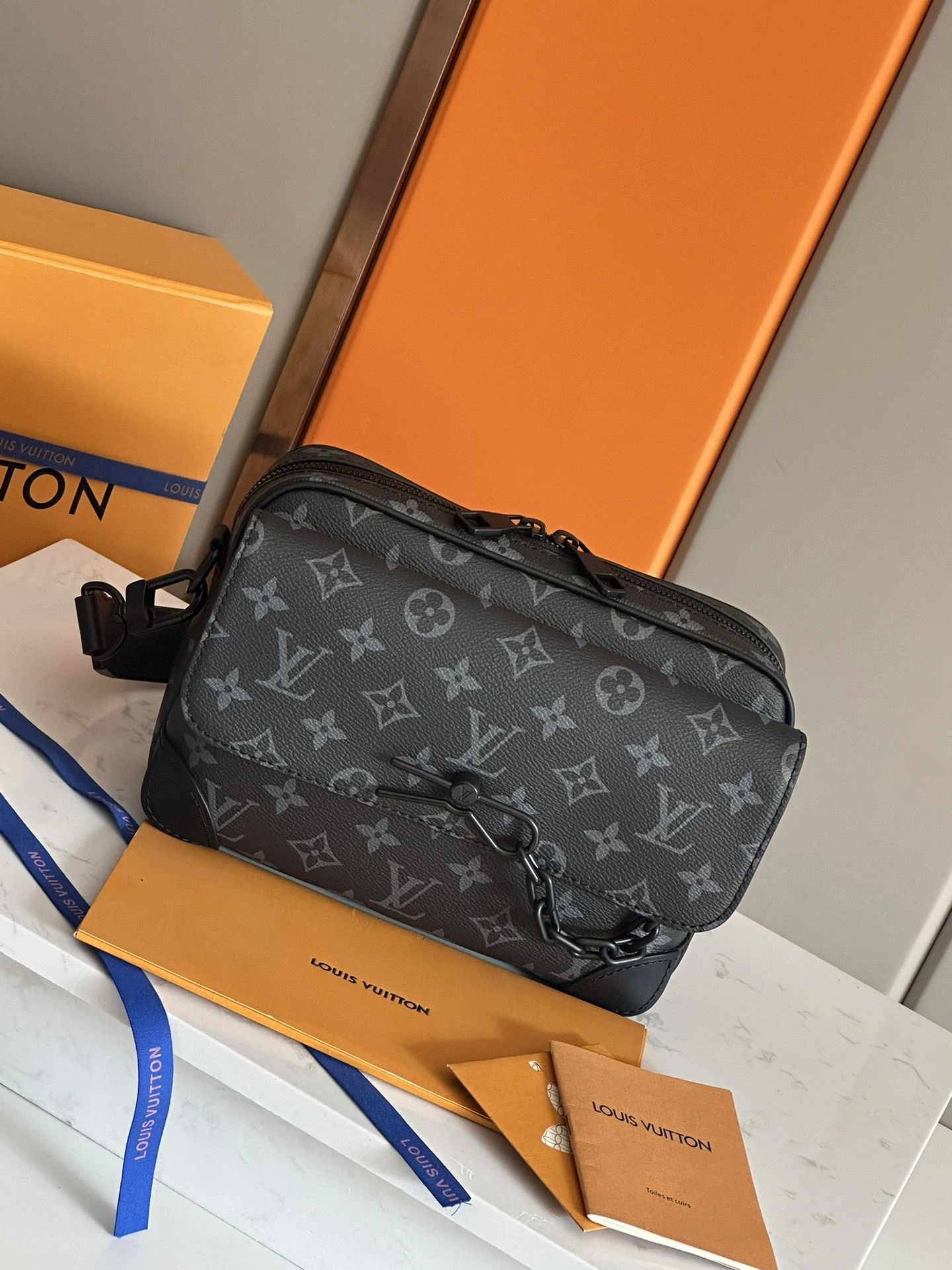 Mens Louis Vuitton Satchel Bags Resilient 91713