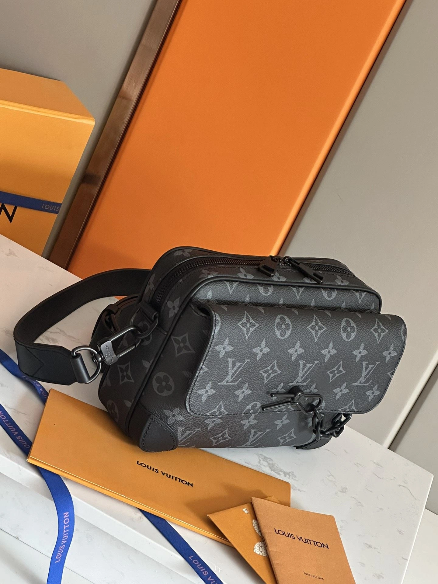 Mens Louis Vuitton Satchel Bags Resilient 91713
