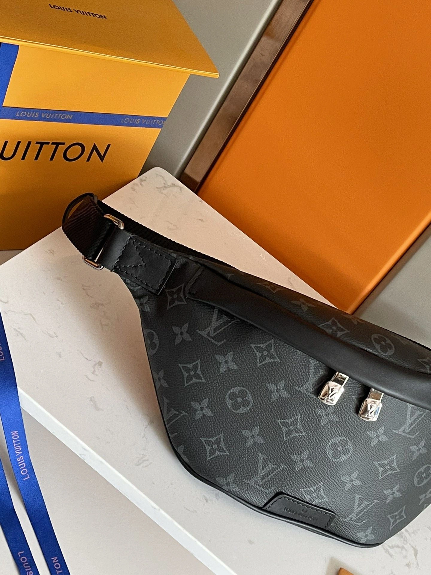 Elegant Mens Louis Vuitton Waist Chest Packs 91631