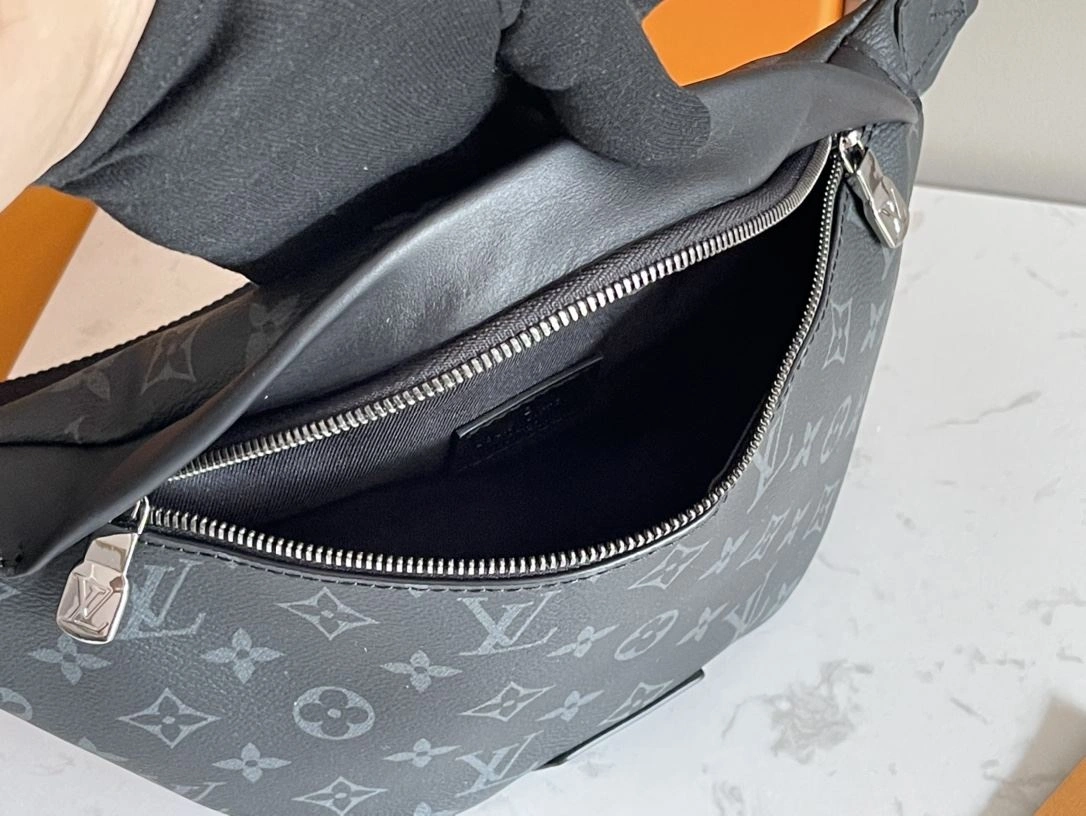 Elegant Mens Louis Vuitton Waist Chest Packs 91631