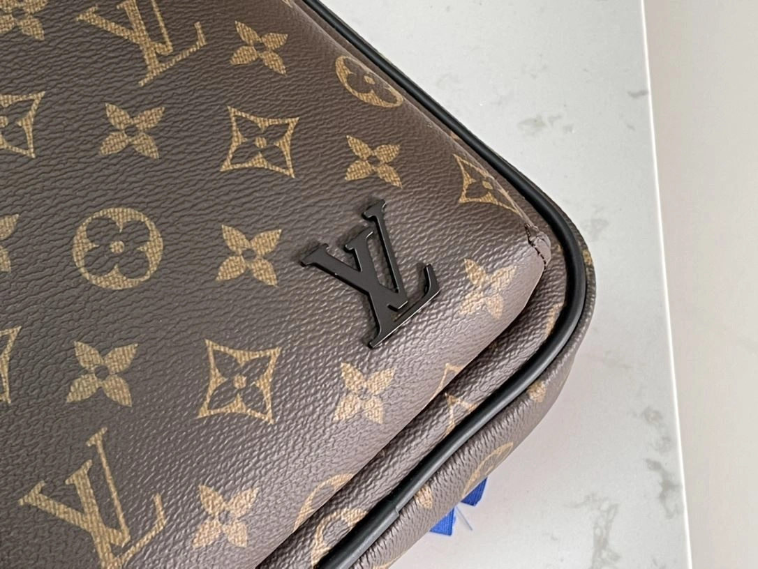 Mens Louis Vuitton Waist Chest Packs TimelessDesign 91633