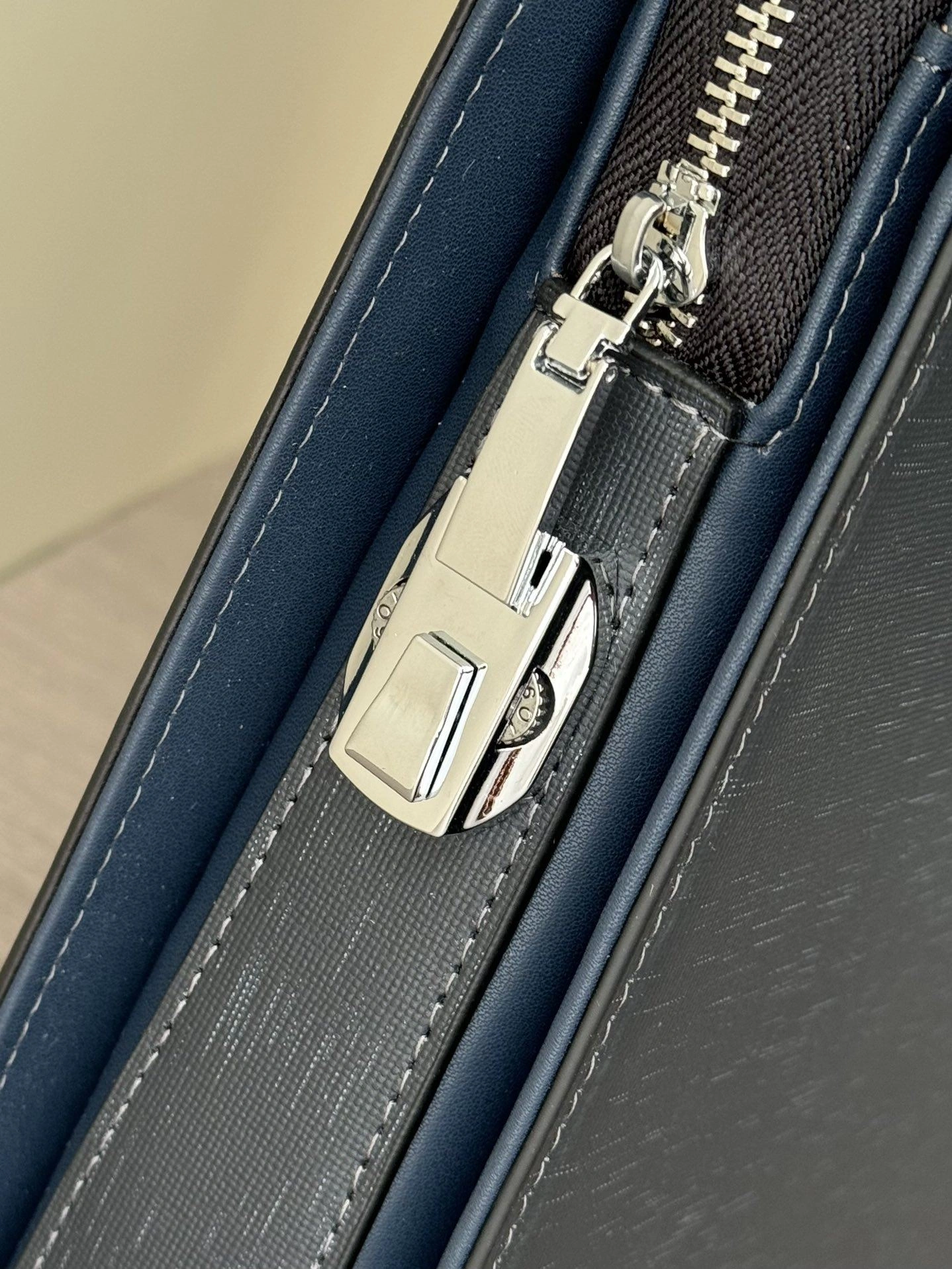 Mens Prada Briefcases Snug 92460