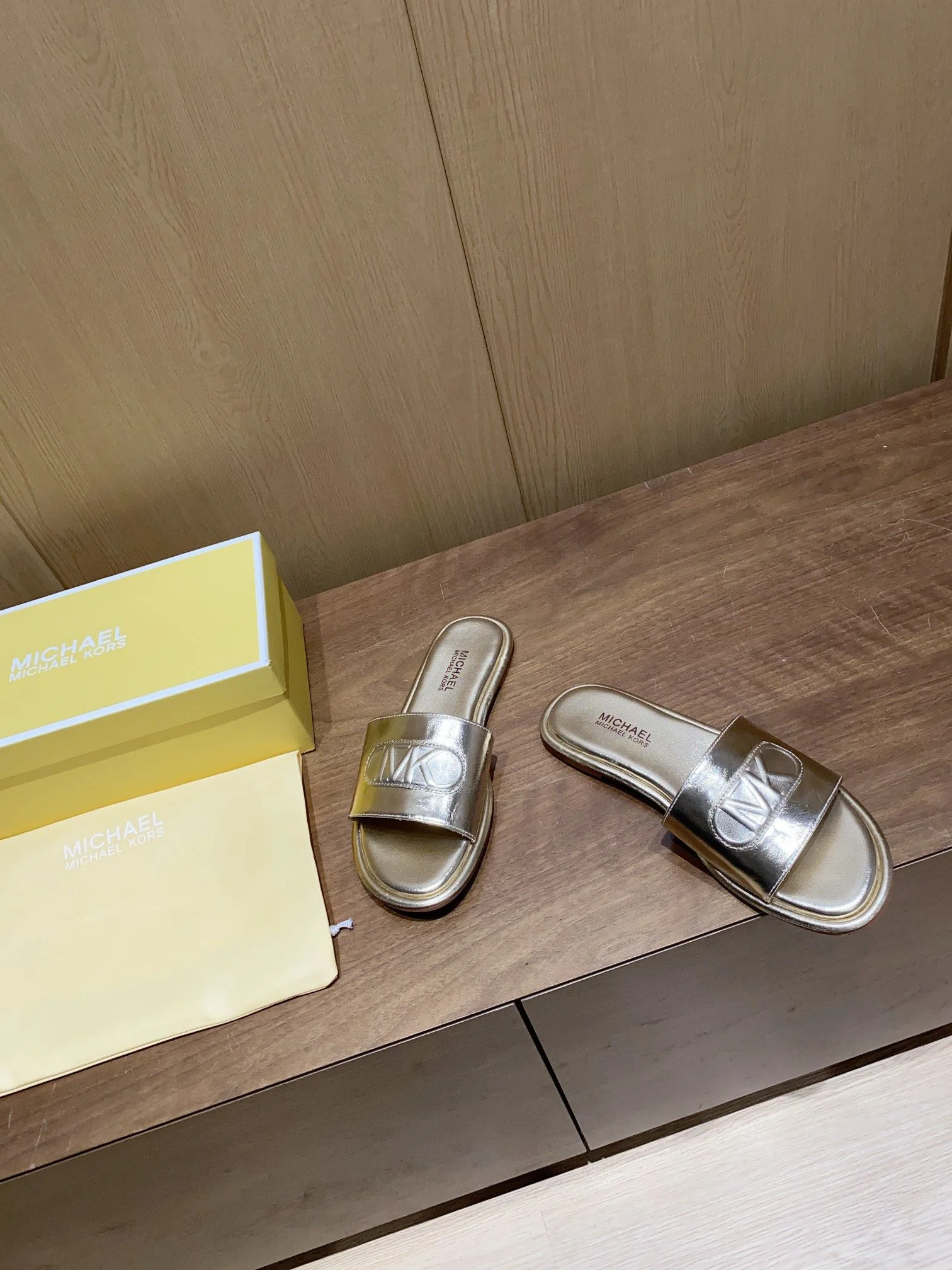TechFriendly Michael Kors Sandals 7580
