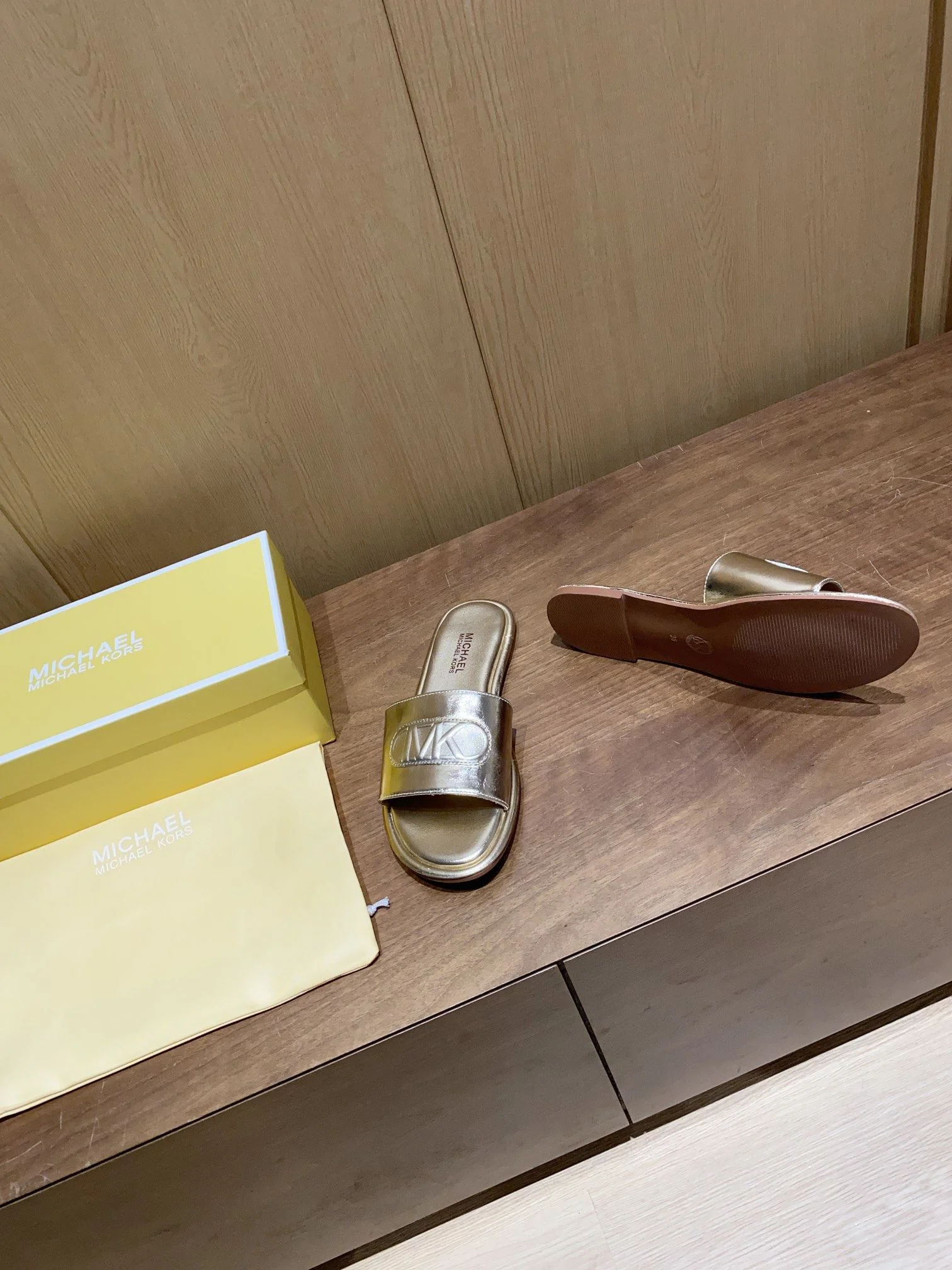 TechFriendly Michael Kors Sandals 7580
