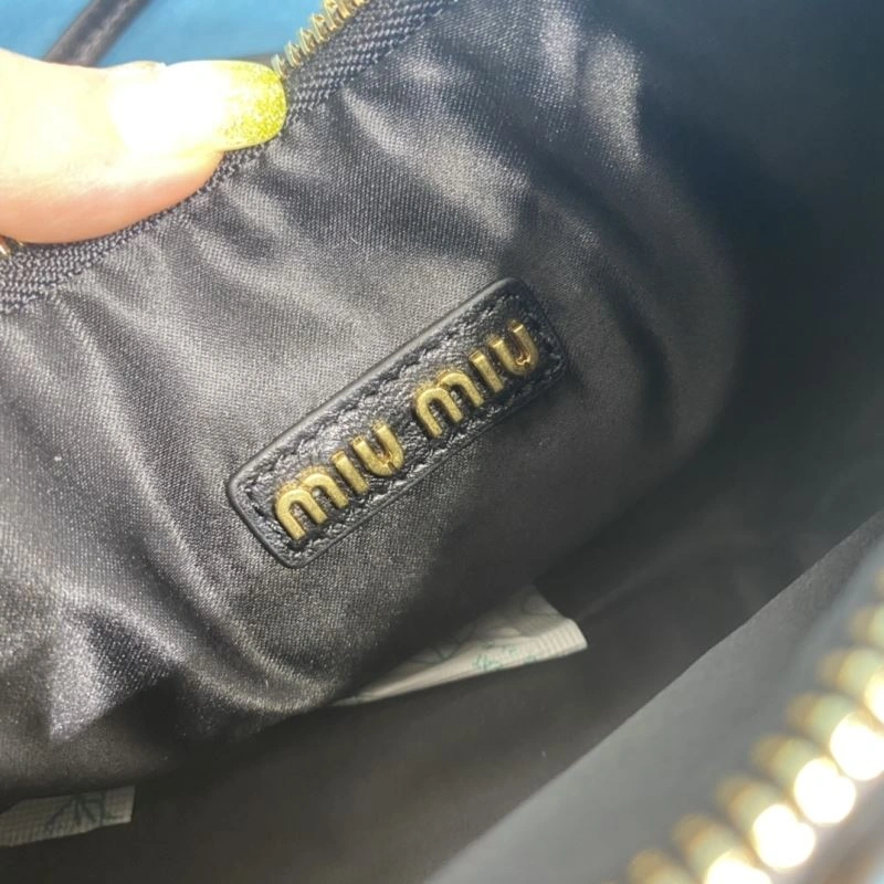 Miu Miu Hobo Bags WellDesigned 58277