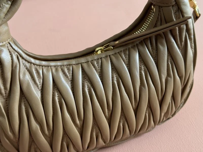 Miu Miu Hobo Bags Supportive 49121
