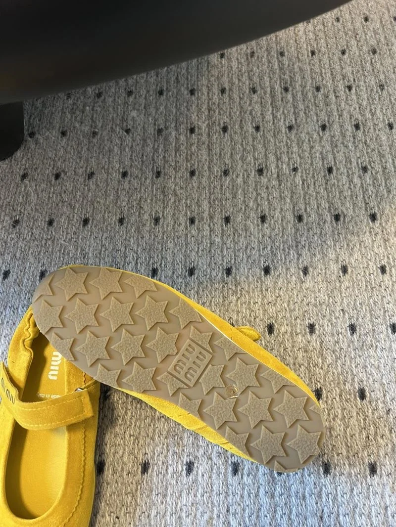 Minimalist Miu Miu Shoes 7360