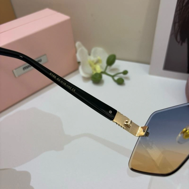 Supportive Miu Miu Sunglasses 281471