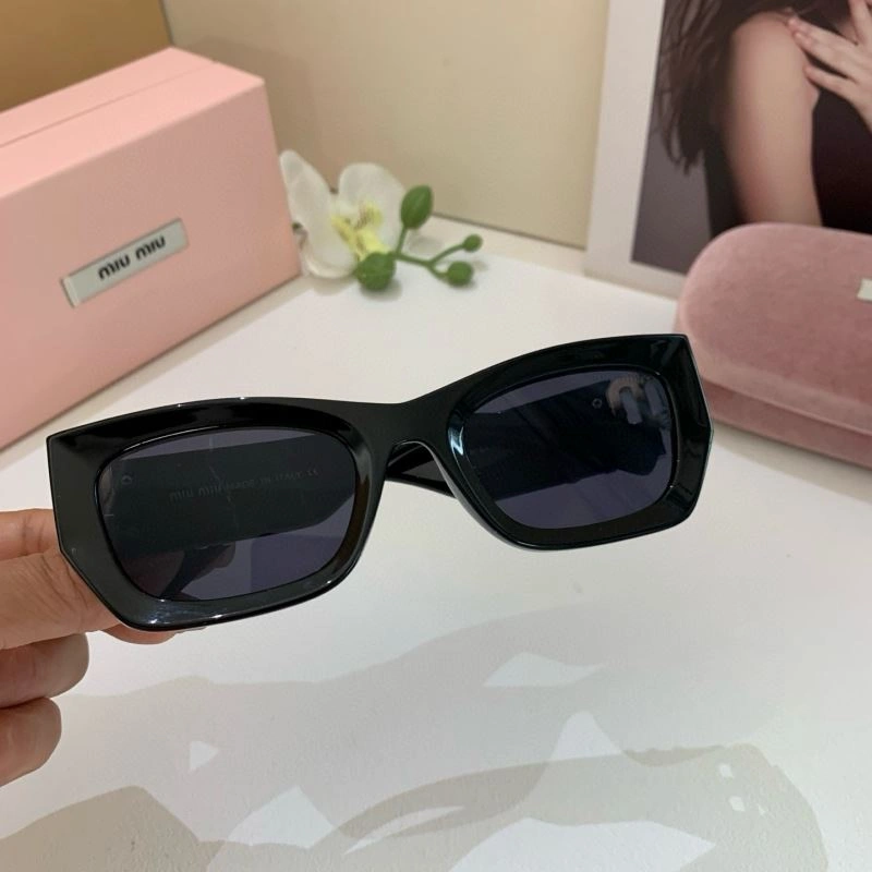 Resilient Miu Miu Sunglasses 281437