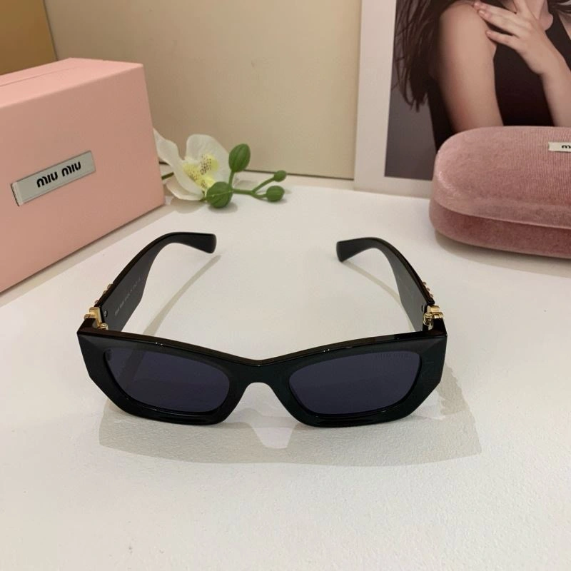 Resilient Miu Miu Sunglasses 281437