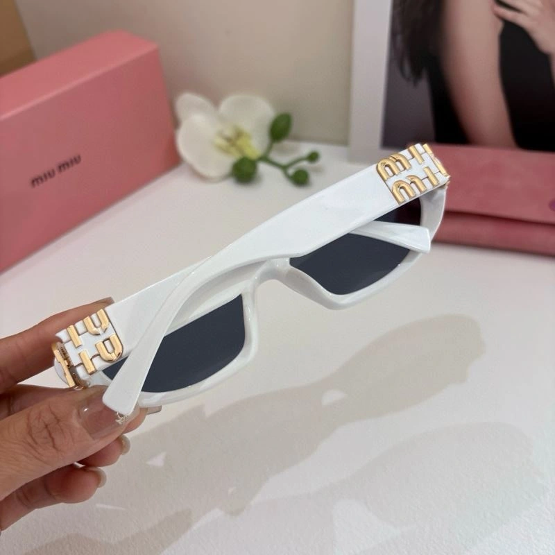 Miu Miu Sunglasses Minimalist 281427