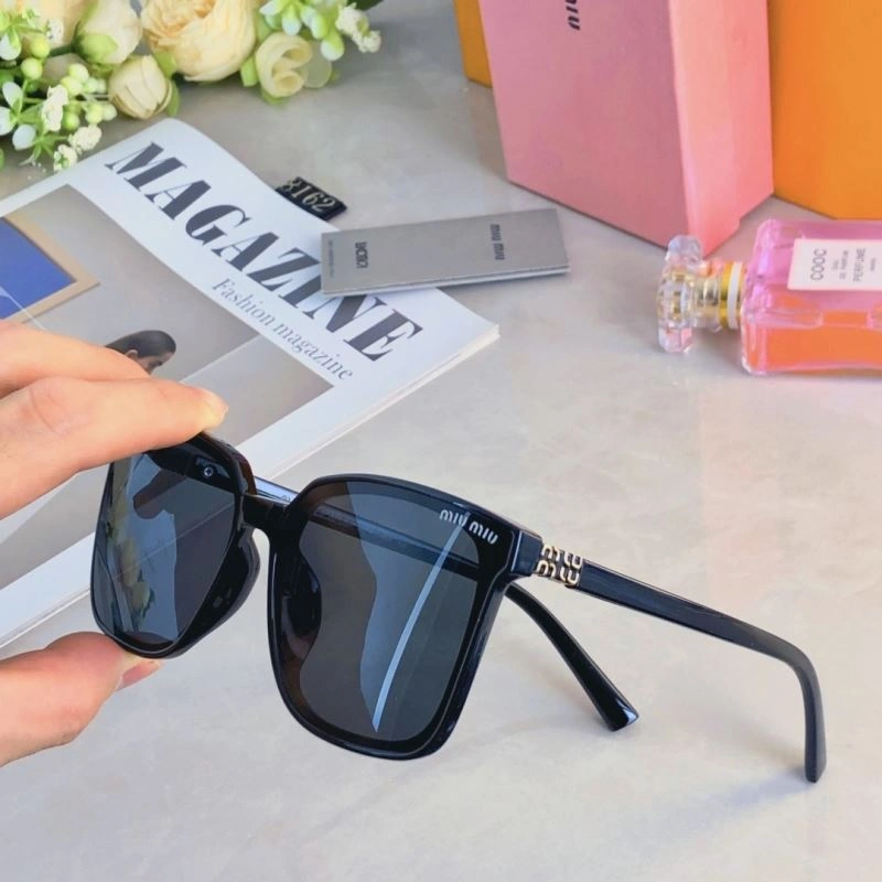 Lightweight Miu Miu Sunglasses 281426