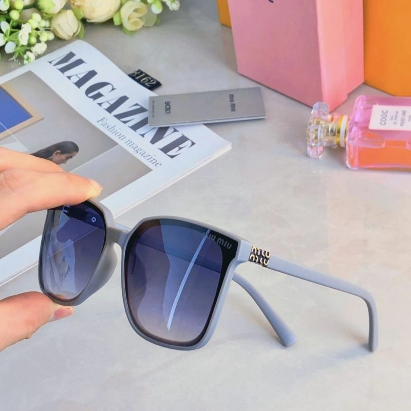 Lightweight Miu Miu Sunglasses 281426