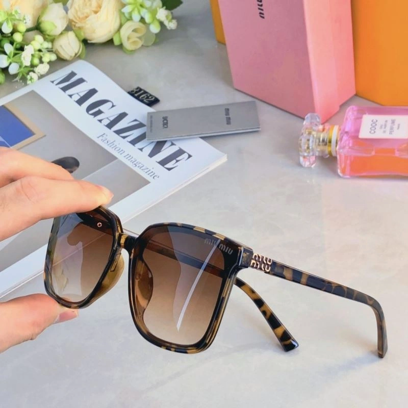 Lightweight Miu Miu Sunglasses 281426