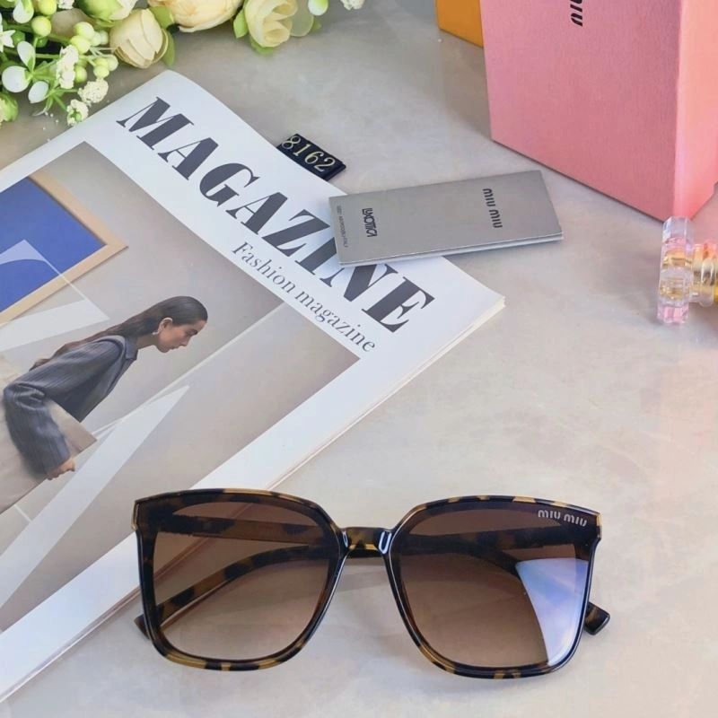 Lightweight Miu Miu Sunglasses 281426