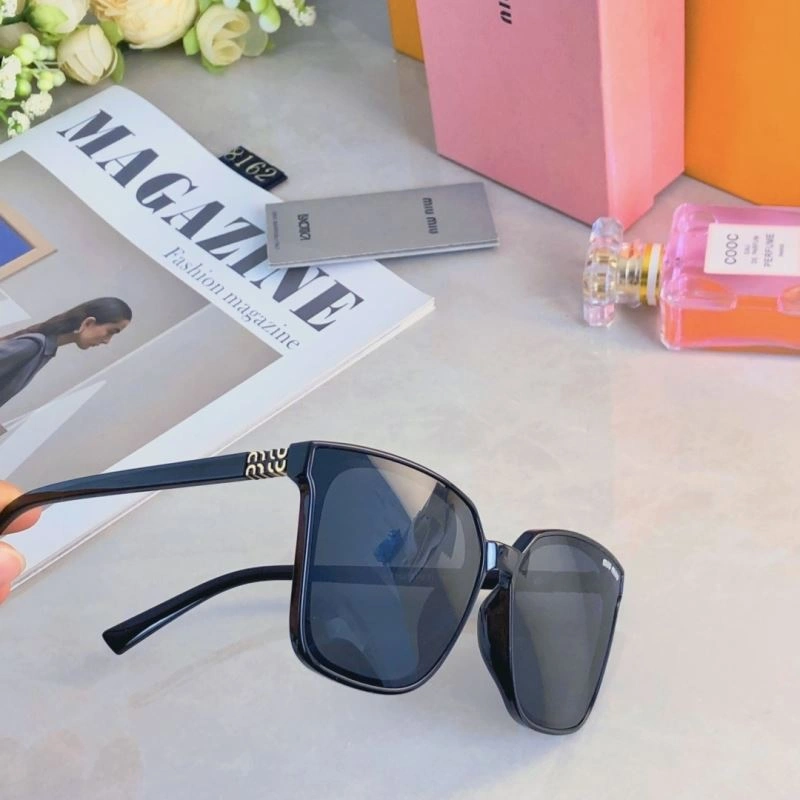 Lightweight Miu Miu Sunglasses 281426