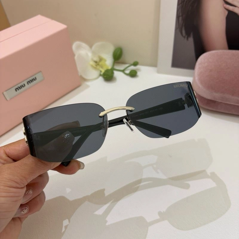 Sleek Miu Miu Sunglasses 281389
