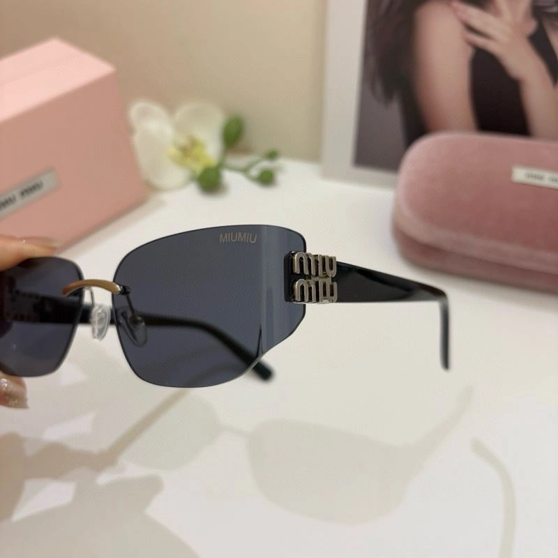 Sleek Miu Miu Sunglasses 281389