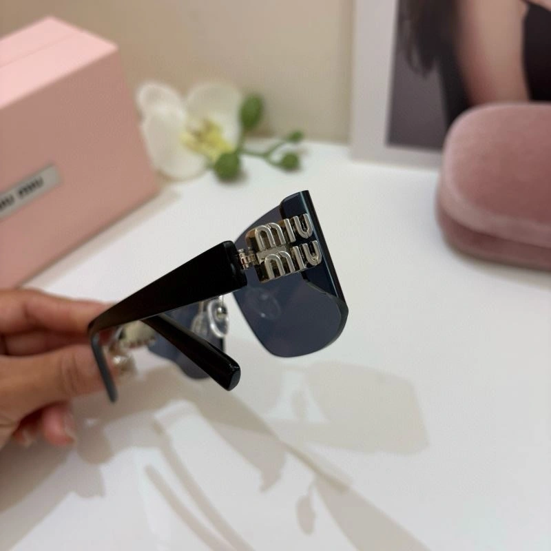Sleek Miu Miu Sunglasses 281389