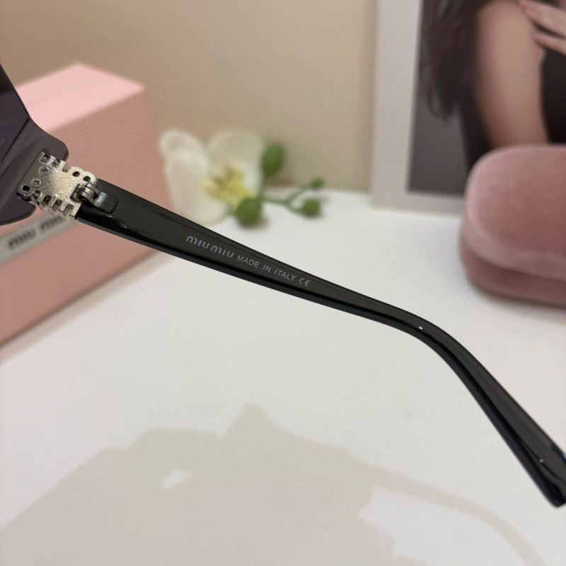 Sleek Miu Miu Sunglasses 281389