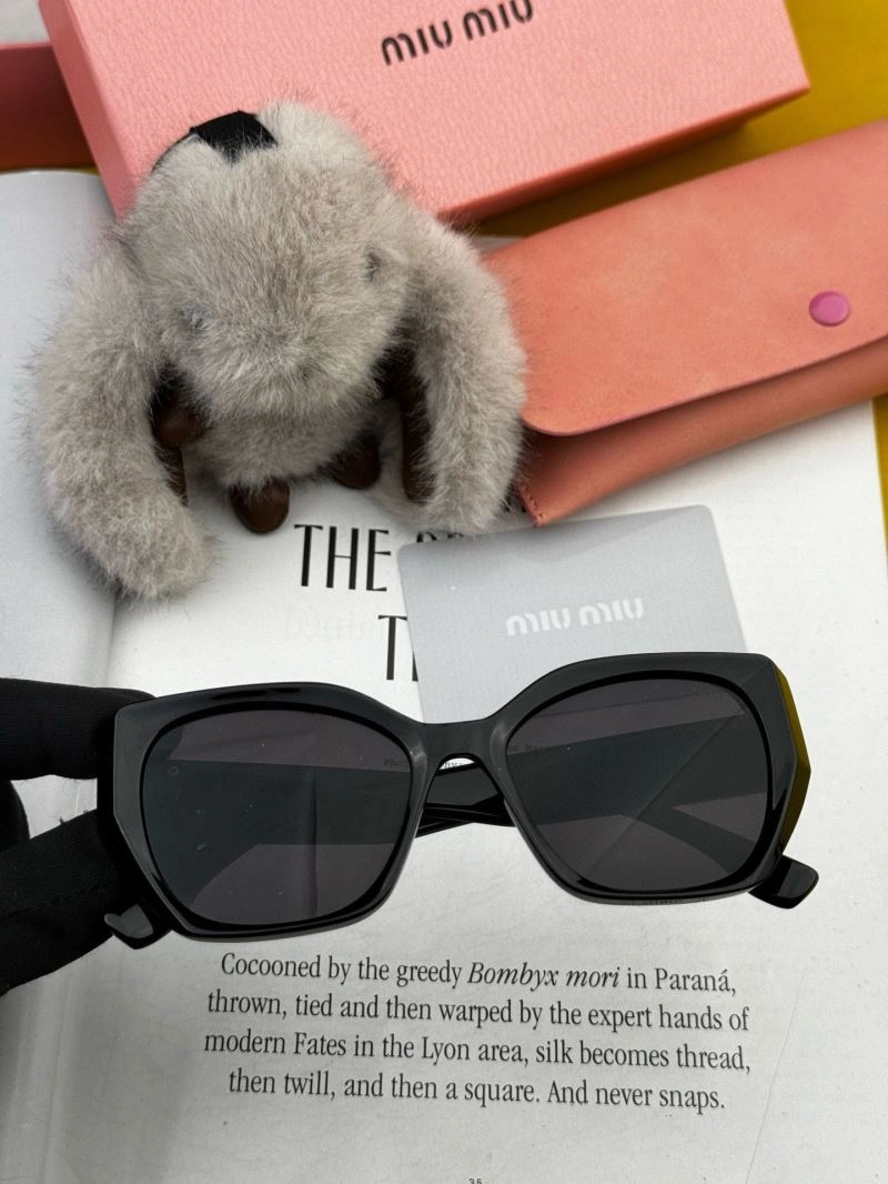 Miu Miu Sunglasses Elegant 281536
