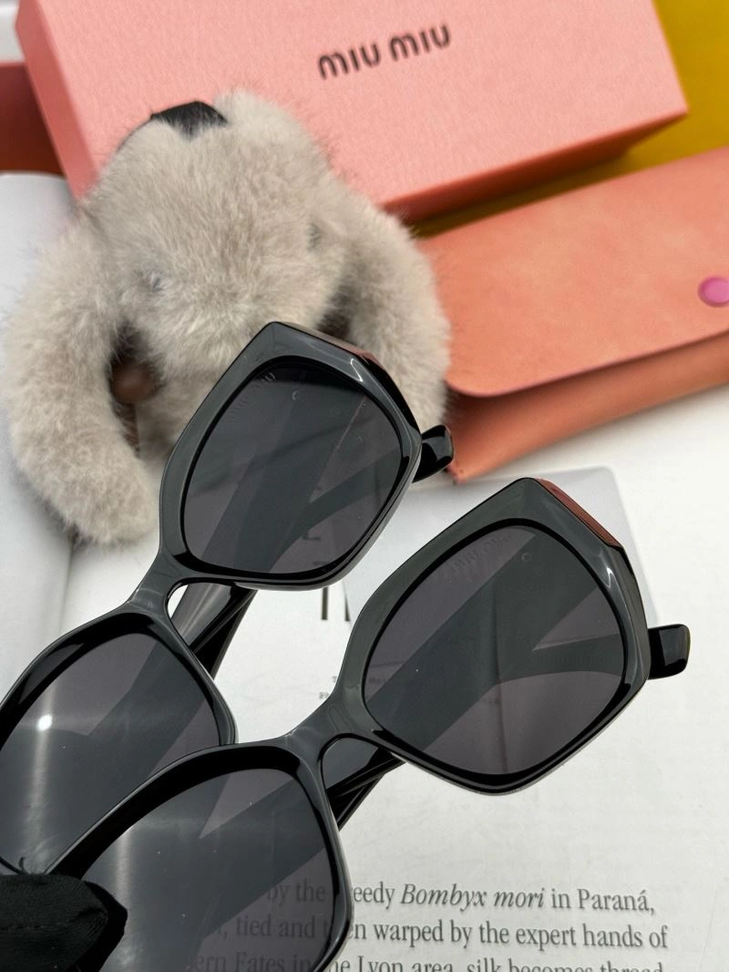 Miu Miu Sunglasses Elegant 281536