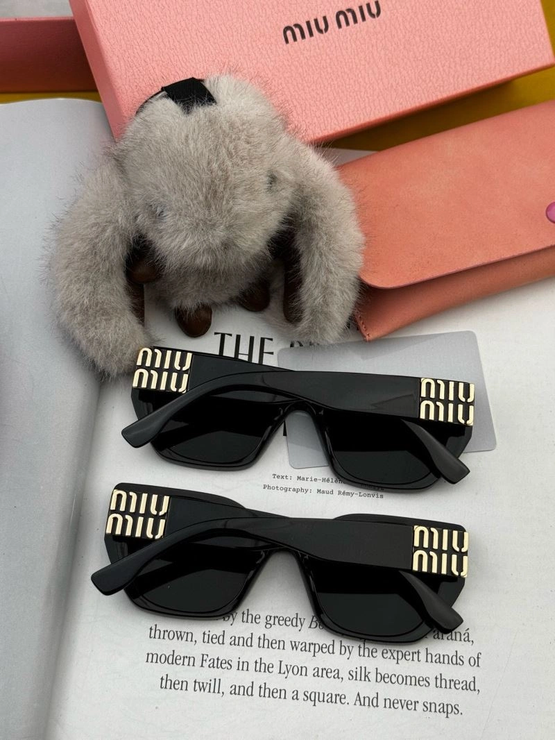 Miu Miu Sunglasses Elegant 281536