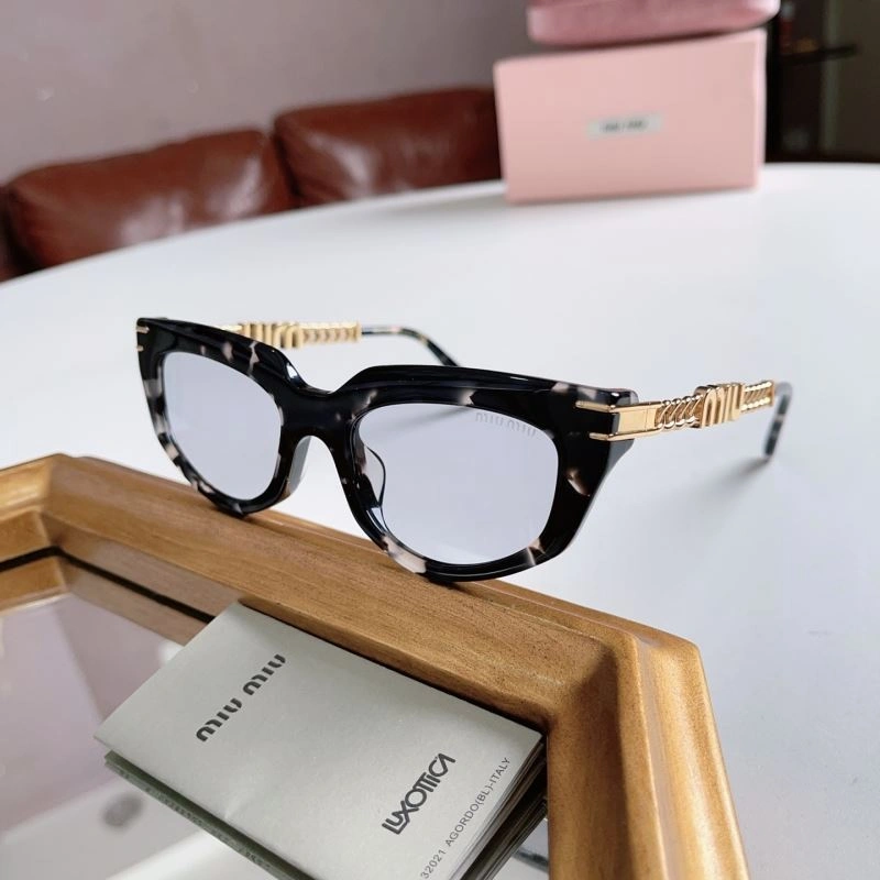 Miu Miu Sunglasses Lightweight 281637