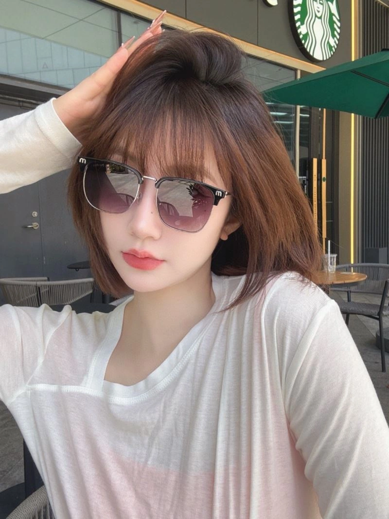 Compact Miu Miu Sunglasses 281623