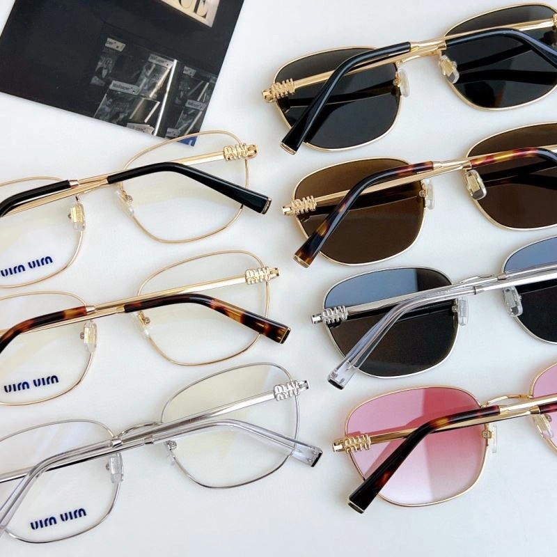 Lightweight Miu Miu Sunglasses 281575
