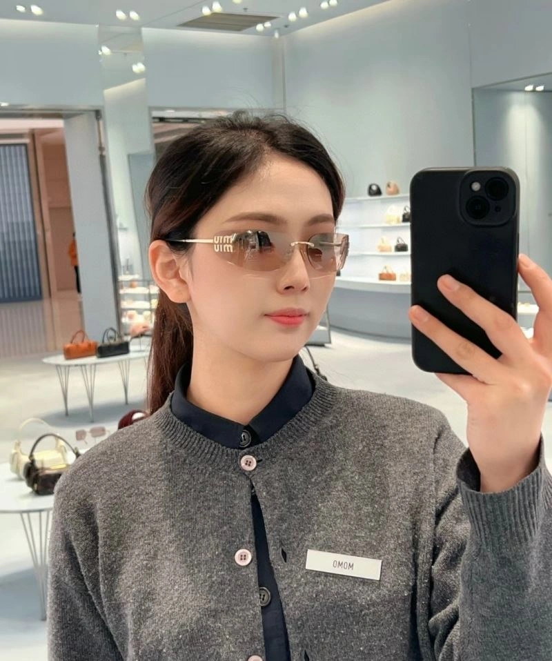 Effortless Miu Miu Sunglasses 281560