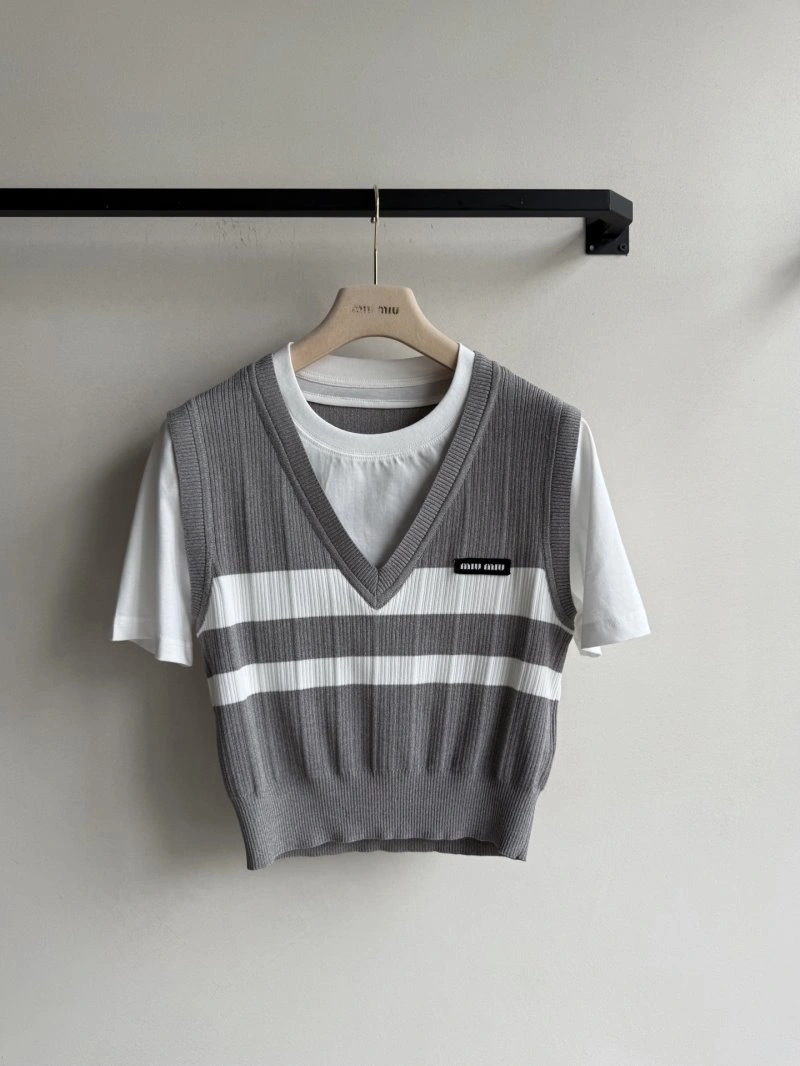 Miu Miu T-Shirts Versatile 156097
