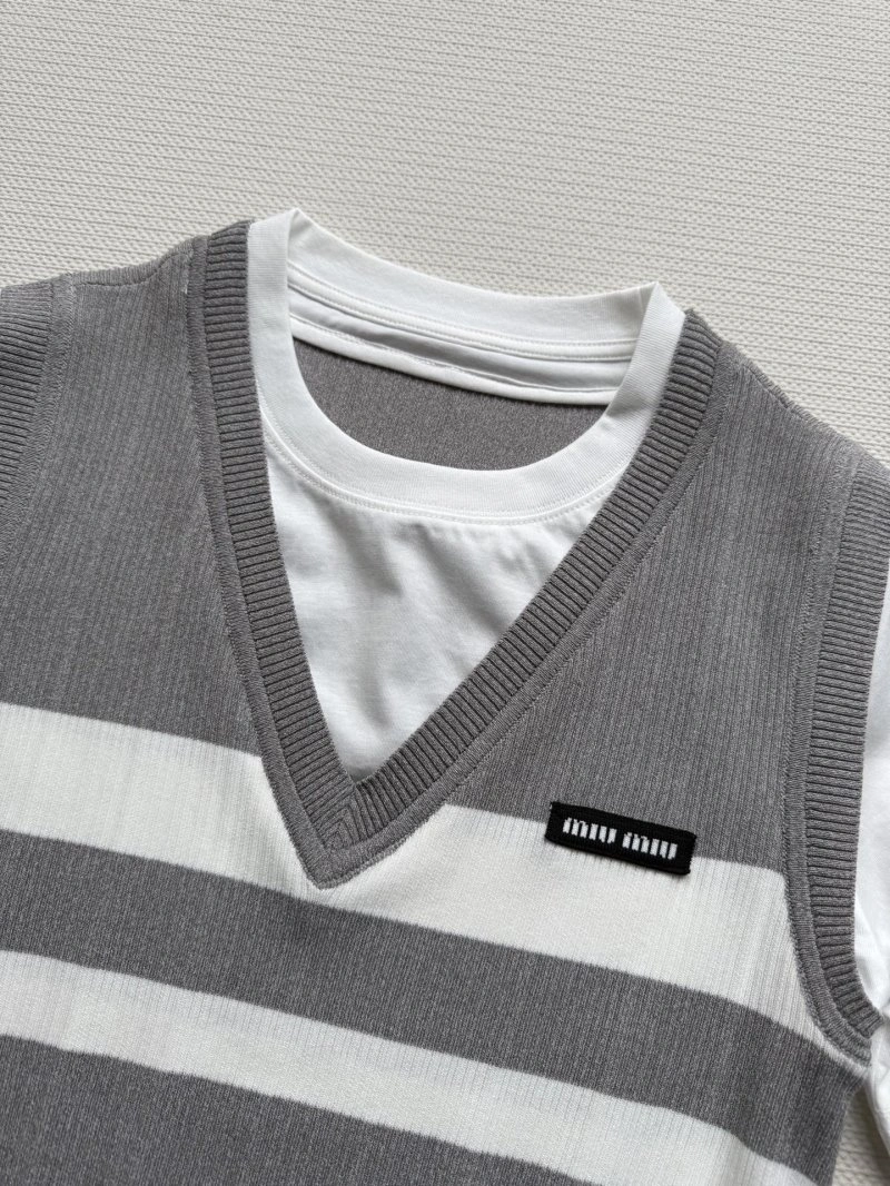 Miu Miu T-Shirts Versatile 156097