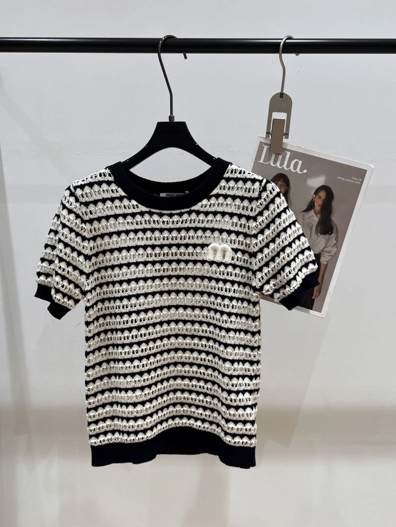 Miu Miu T-Shirts Versatile 148426