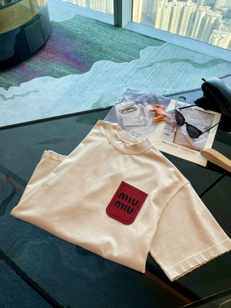 Miu Miu T-Shirts Comfortable 160157