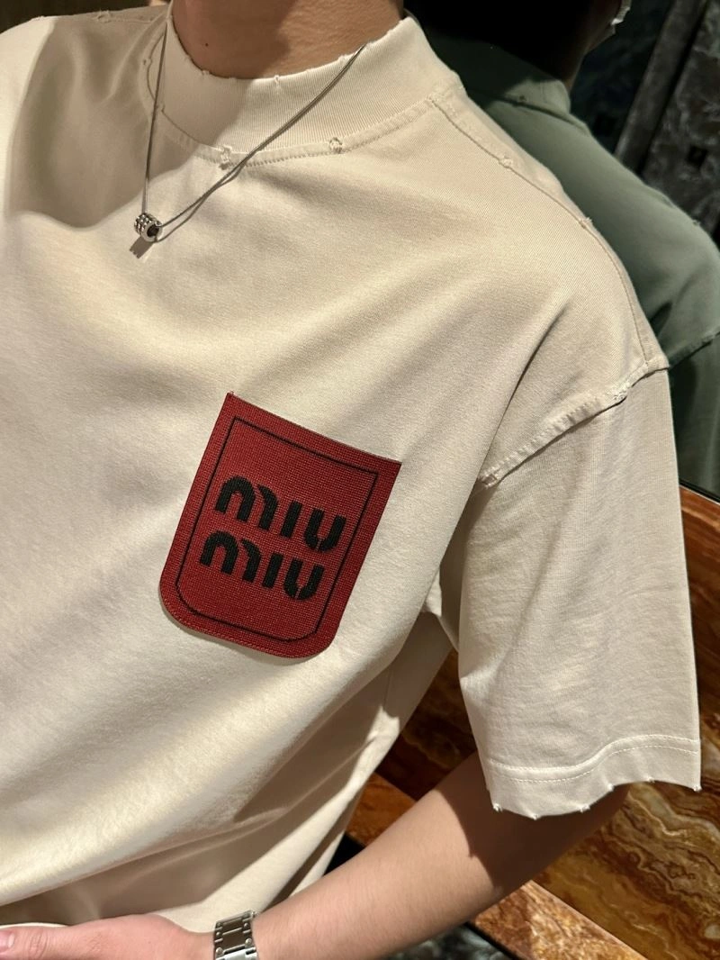 Miu Miu T-Shirts Comfortable 160157