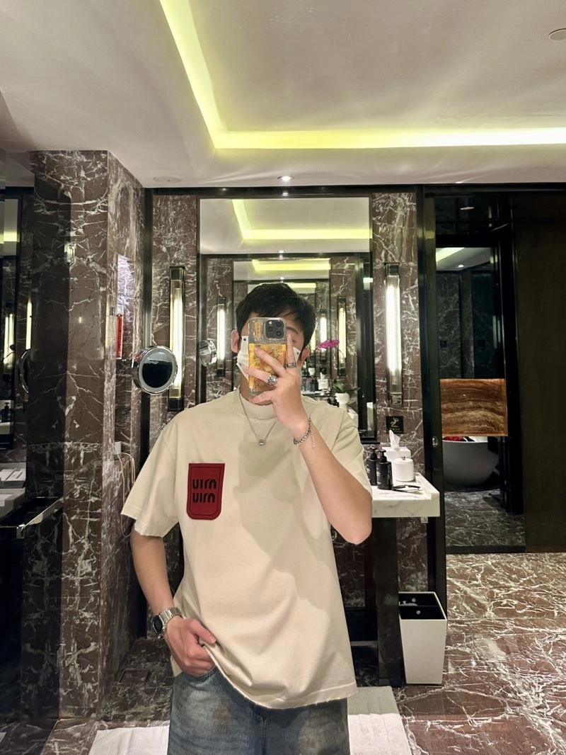 Miu Miu T-Shirts Comfortable 160157