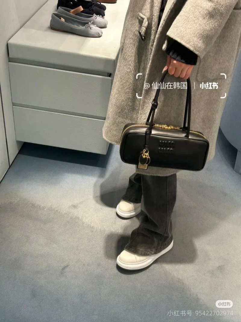 Miu Miu Top Handle Bags WellDesigned 43506