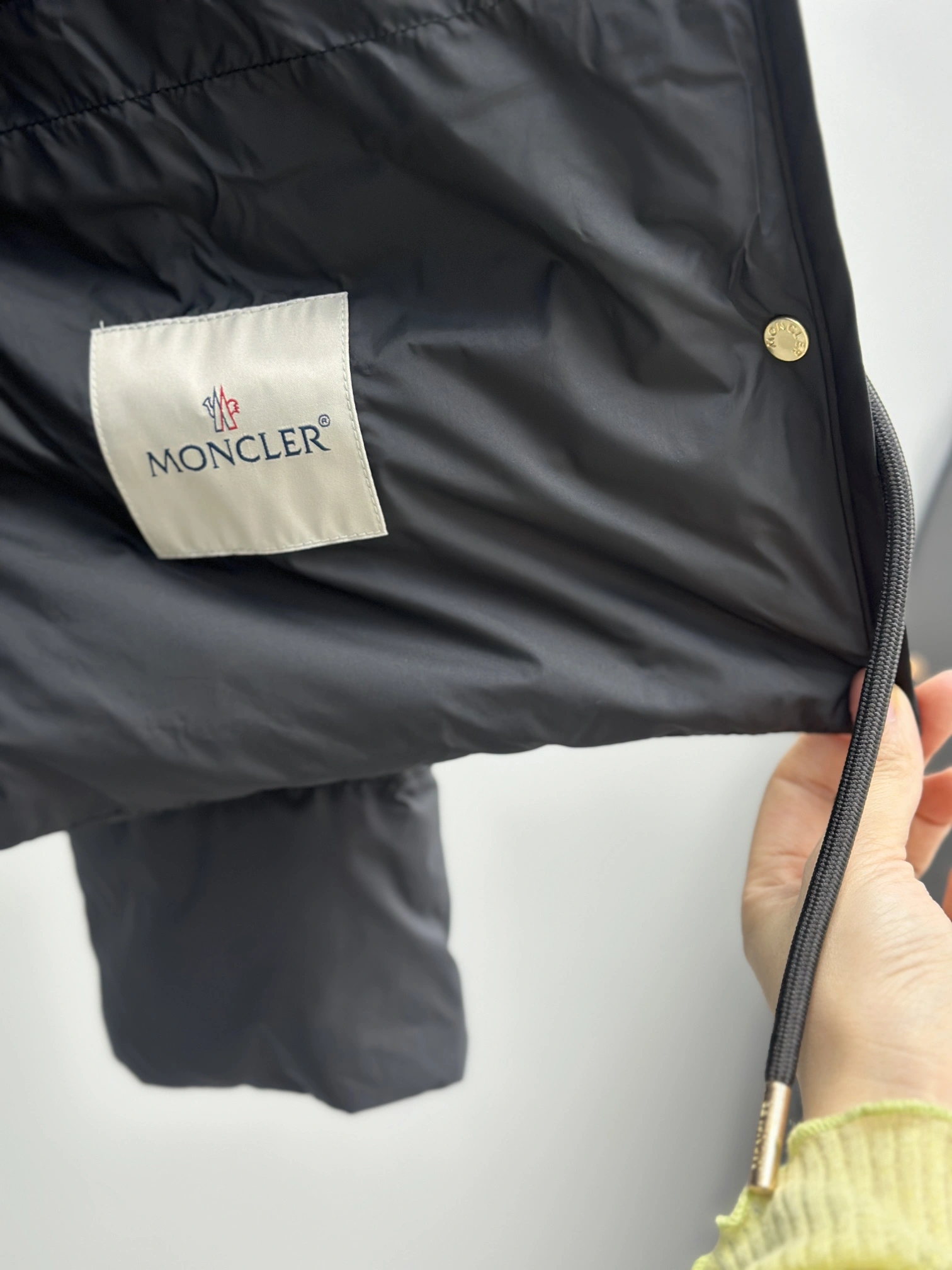 Moncler Down Jackets Snug 146704