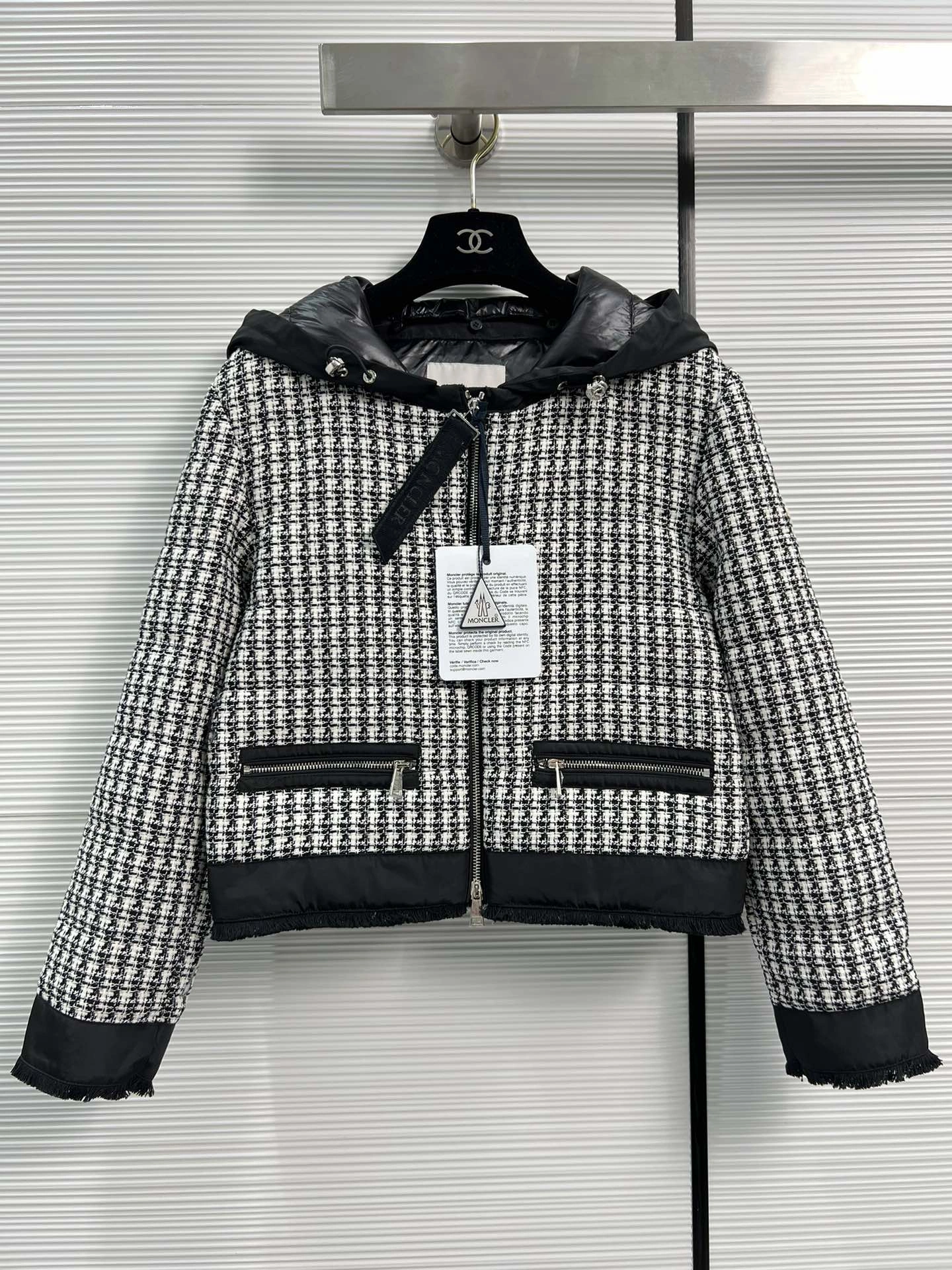 Moncler Down Jackets Original 146703