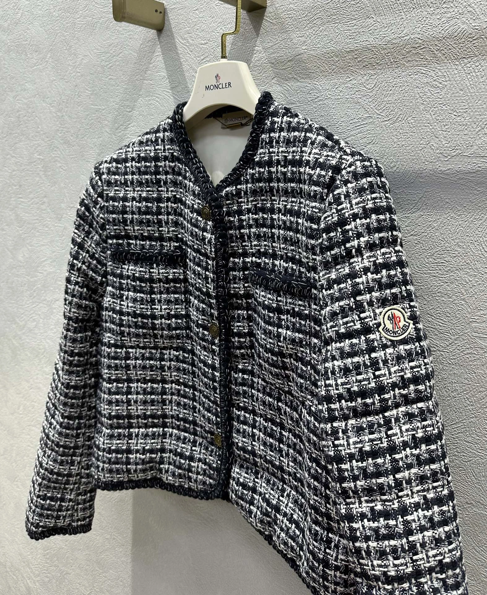 Durable Moncler Down Jackets 146670