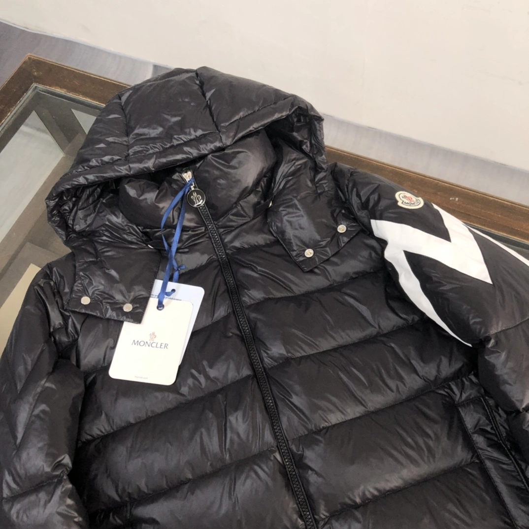 Moncler Down Jackets EyeCatching 146586