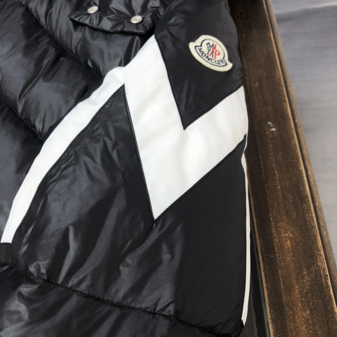 Moncler Down Jackets EyeCatching 146586