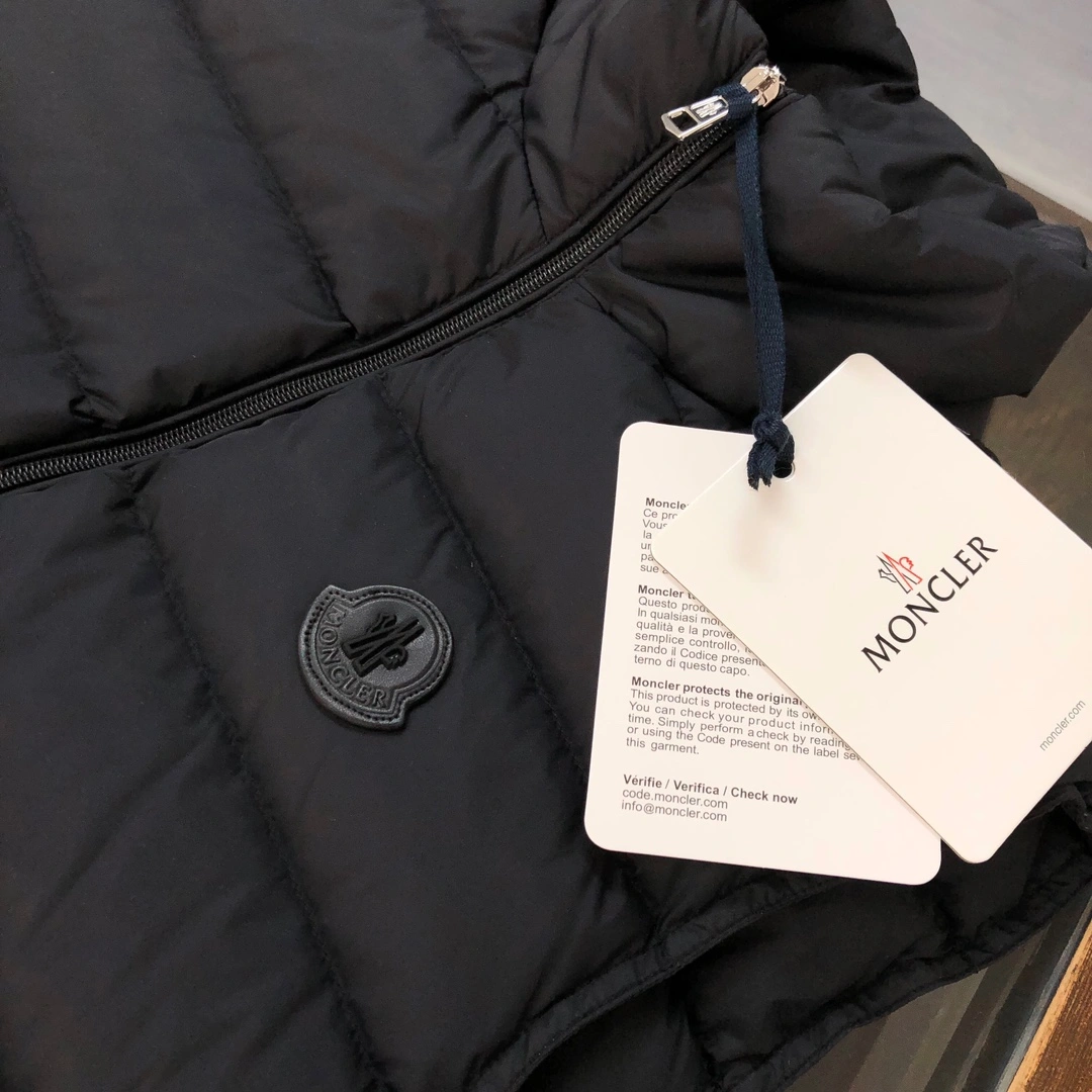 Moncler Down Jackets Vibrant 146558