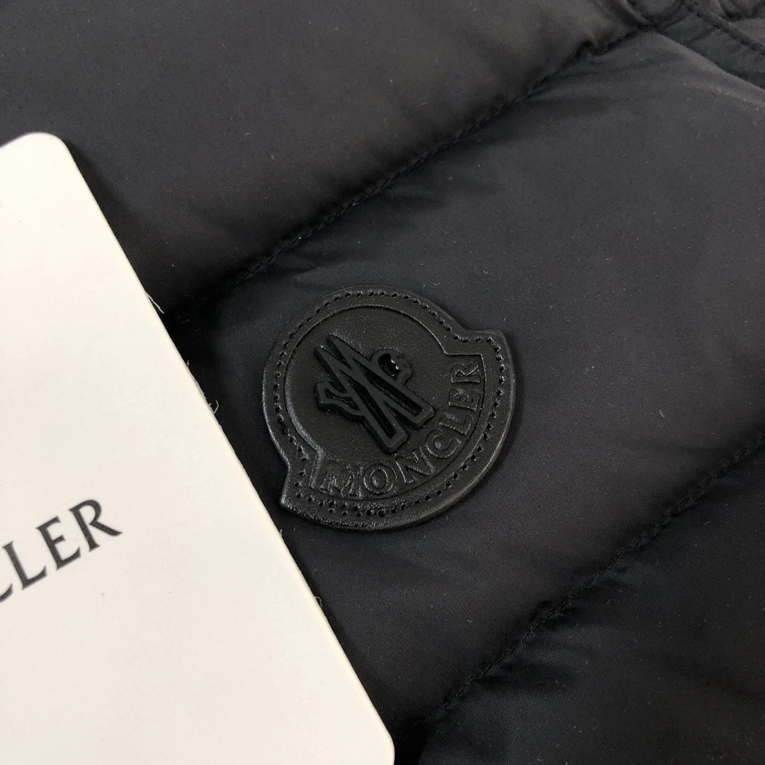Moncler Down Jackets Vibrant 146558