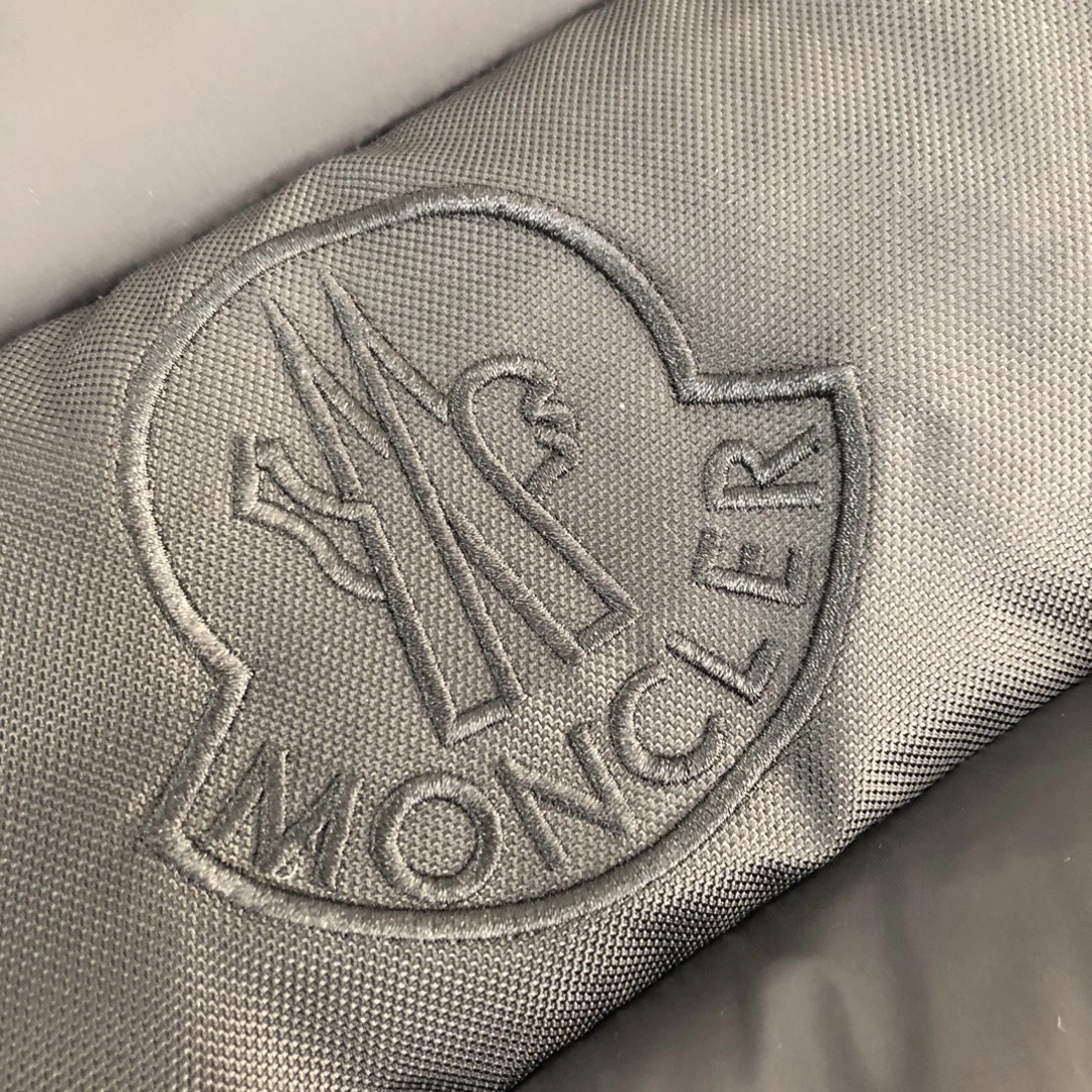 Moncler Down Jackets Sporty 146542
